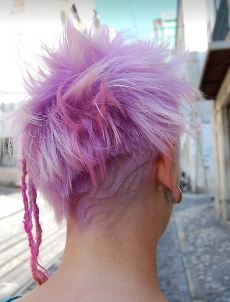 wygolony asymetrycznie tył cieniowanej fryzury krótkiej różowej, uczesanie damskie zdjęcie numer 120A